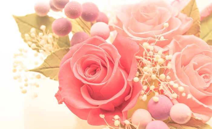 薄いピンクと濃いピンクの3本のバラの花束